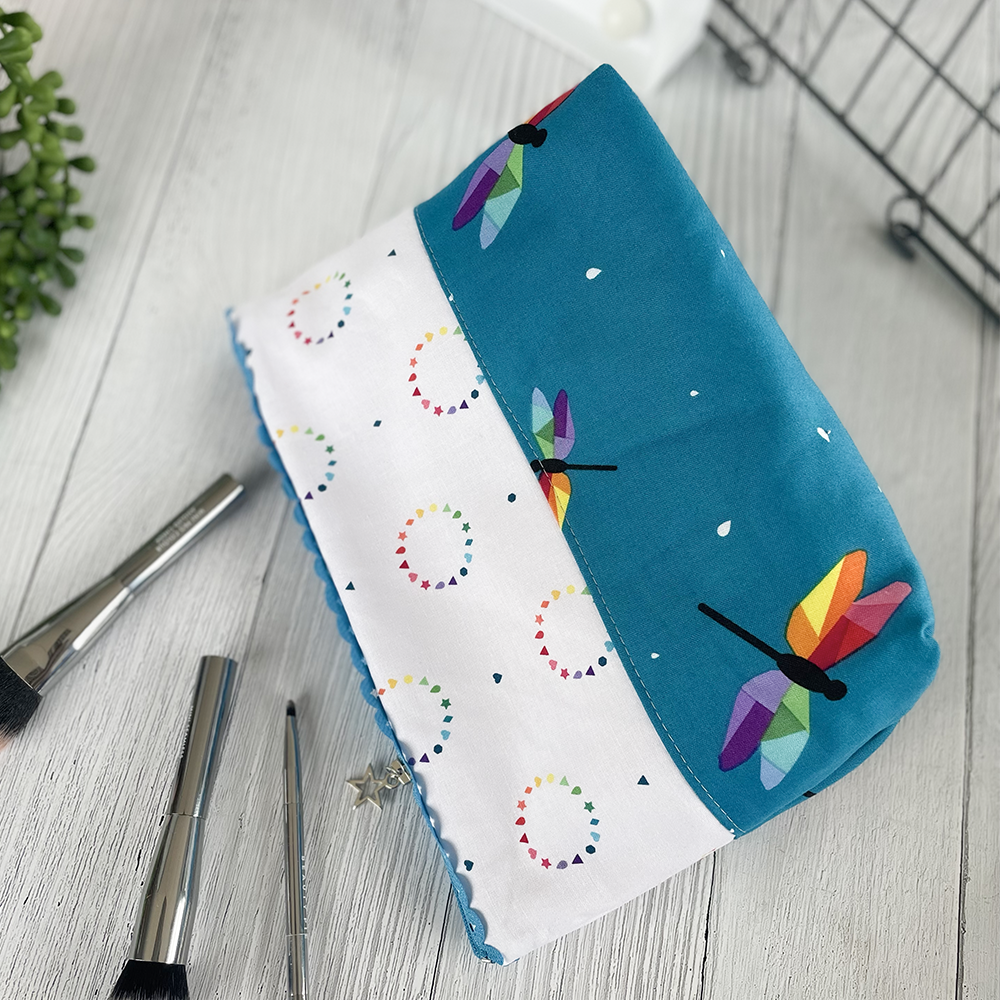 Free pattern for a lace edge zip pouch Free pattern for a lace edge zip pouch